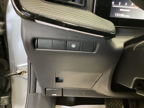 Used 2025 Nissan Kicks SR AWD/4WD image 17