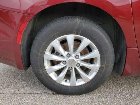 Used 2018 Chrysler Pacifica Touring-L w/ Premium Audio Group image 6