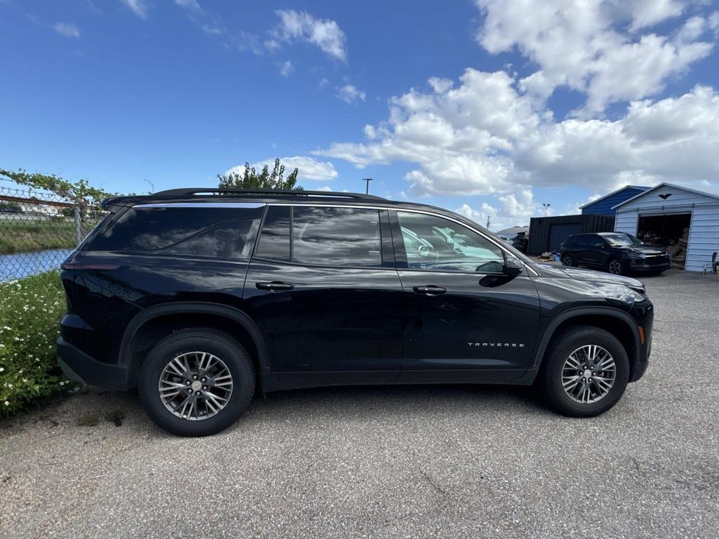 Used 2024 Chevrolet Traverse LT FWD image 16