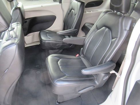 Used 2023 Chrysler Pacifica Touring-L image 38