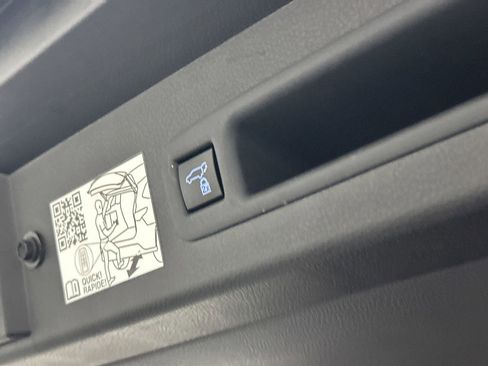 Used 2021 Toyota Sienna XLE image 9