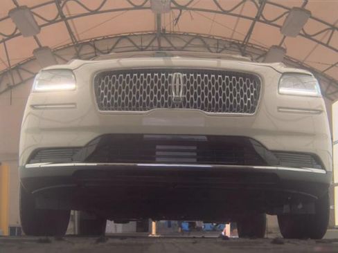 Used 2023 Lincoln Nautilus FWD image 3