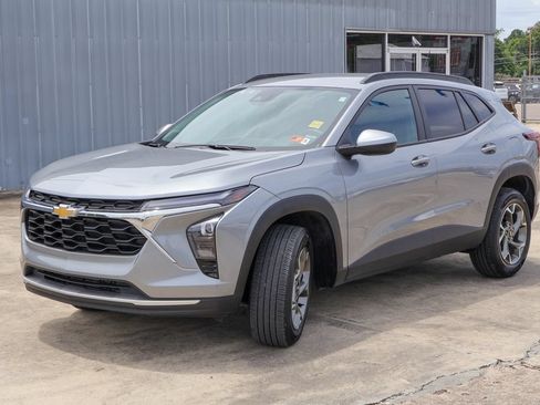 Used 2025 Chevrolet Trax LT w/ LT Convenience Package FWD image 24
