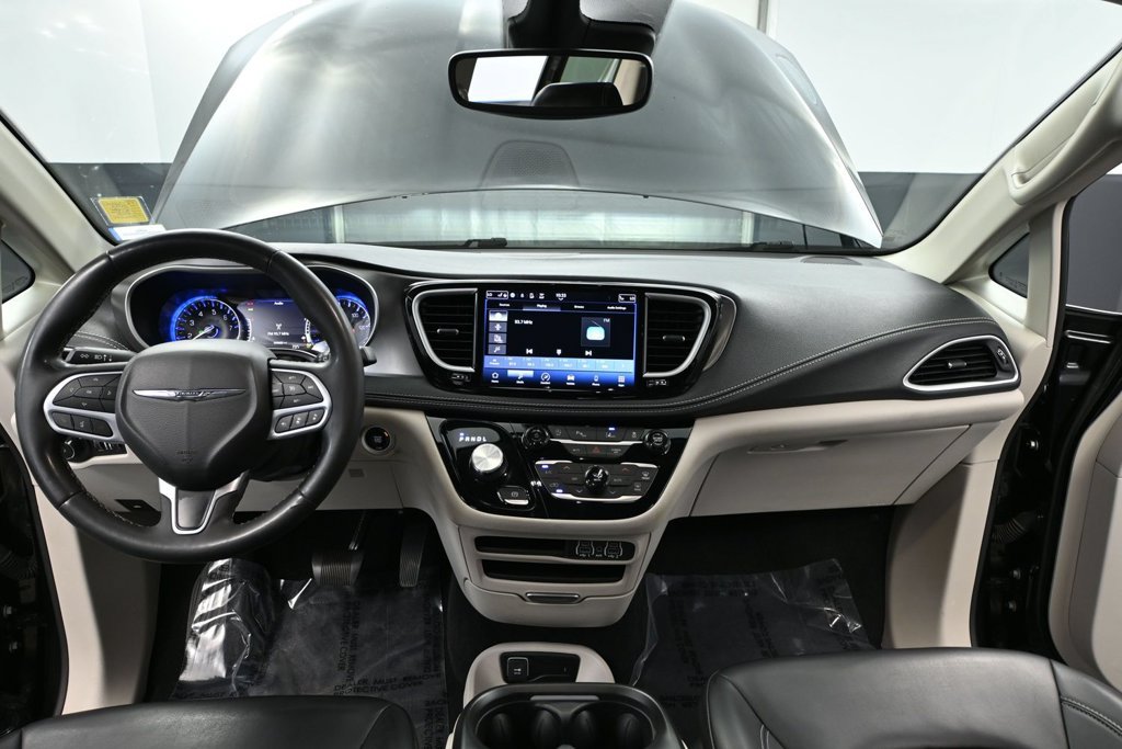 Used 2023 Chrysler Pacifica Touring-L AWD/4WD image 17