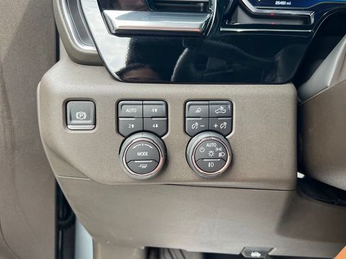 Used 2025 Chevrolet Silverado 1500 LTZ AWD/4WD image 17