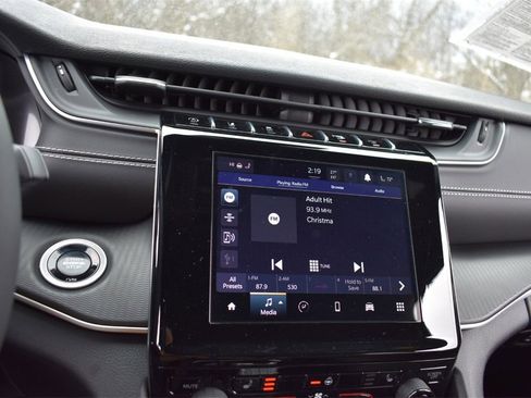 Used 2024 Jeep Grand Cherokee Altitude image 21