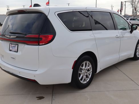 Used 2024 Chrysler Pacifica Touring-L image 5