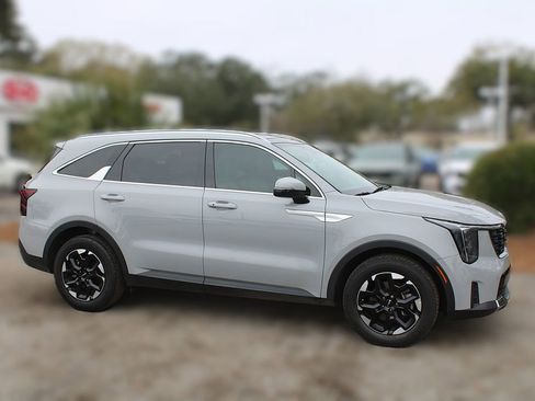 Certified 2025 Kia Sorento S w/ Panoramic Sunroof Package image 4