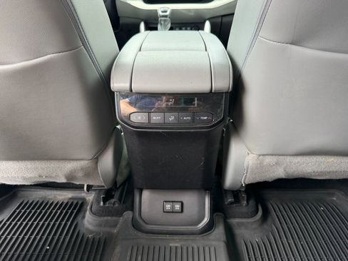 Used 2021 Toyota Highlander XLE AWD/4WD image 38