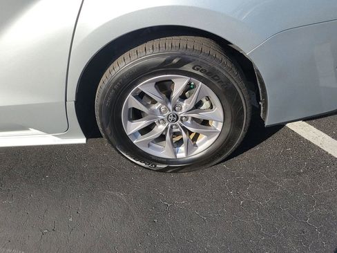 Used 2024 Toyota Sienna XLE image 7