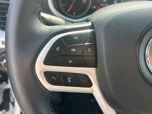 Used 2017 Jeep Cherokee Latitude w/ Cold Weather Group AWD/4WD image 18