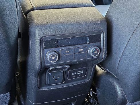 Used 2023 GMC Acadia SLT image 17