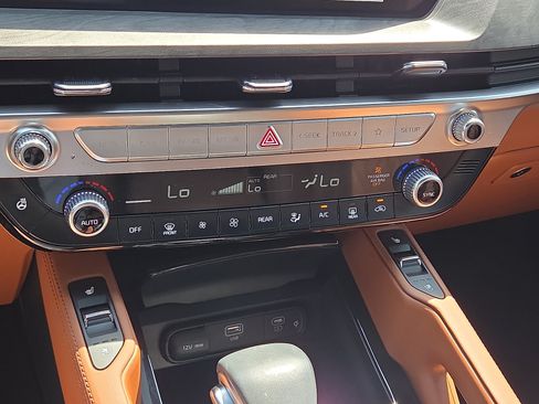 Used 2025 Kia Telluride AWD image 21