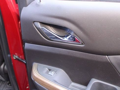 Used 2023 GMC Acadia SLE image 12