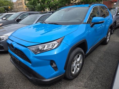 Used 2021 Toyota RAV4 XLE AWD/4WD image 2