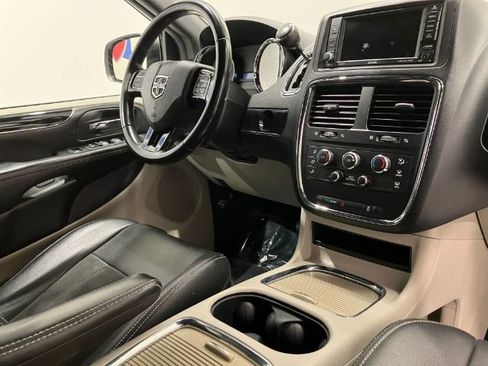 Used 2019 Dodge Grand Caravan SXT image 25