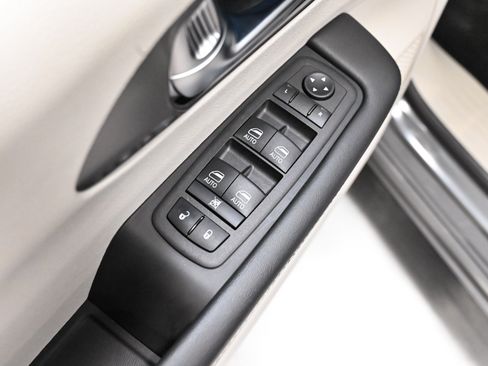 Used 2023 Chrysler Pacifica Touring-L w/ Uconnect Theater Family Group FWD image 36