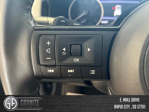 Used 2025 Nissan Pathfinder SL FWD image 31