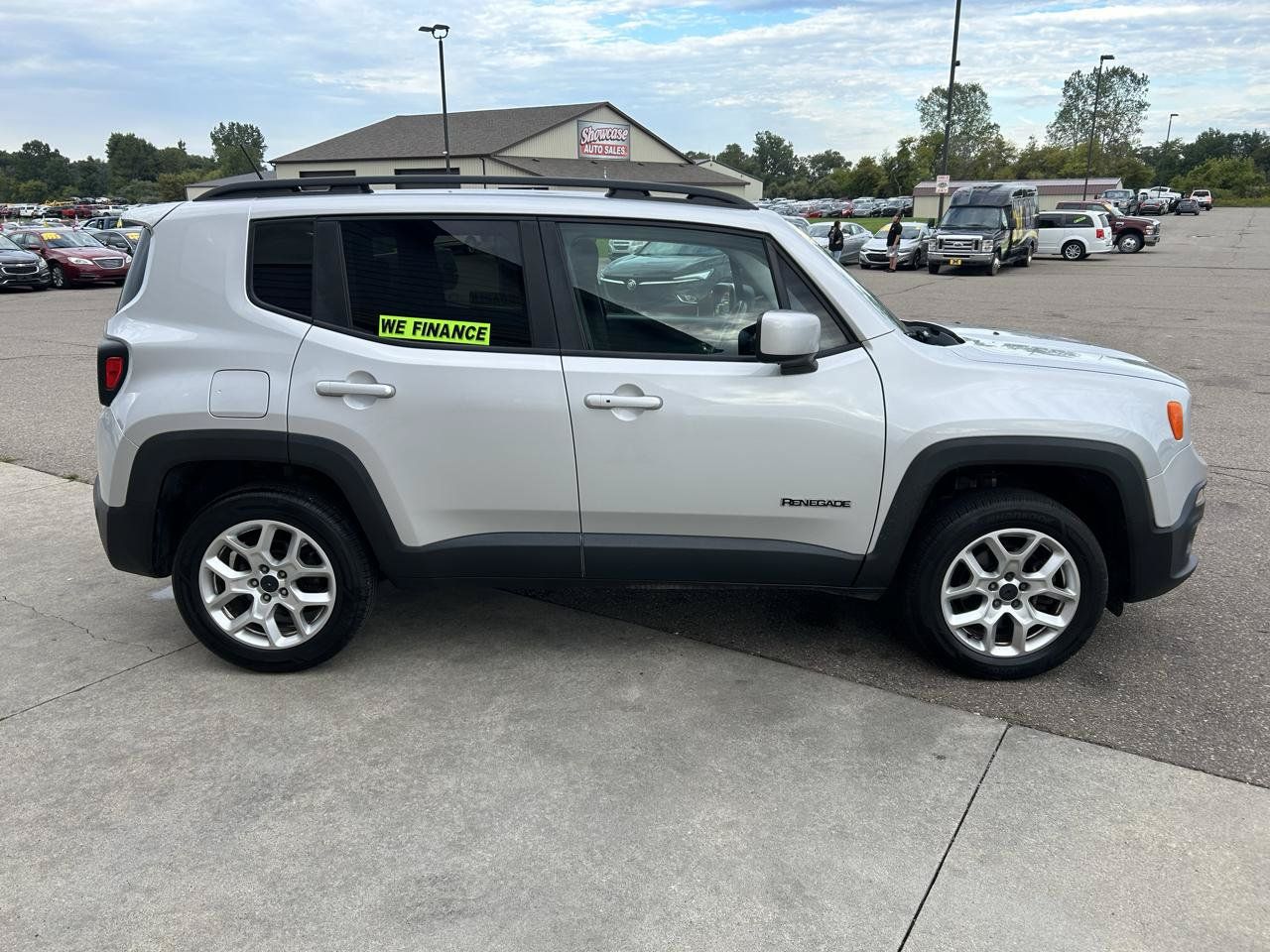 Used 2017 Jeep Renegade Latitude w/ Cold Weather Group AWD/4WD image 4