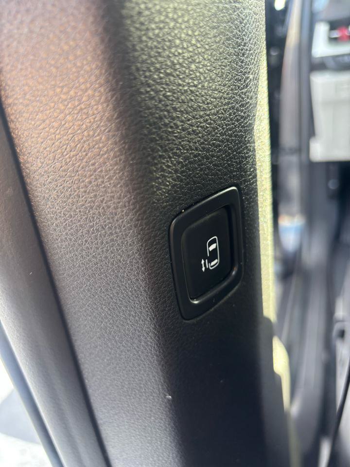 Used 2023 Kia Carnival LX FWD image 24