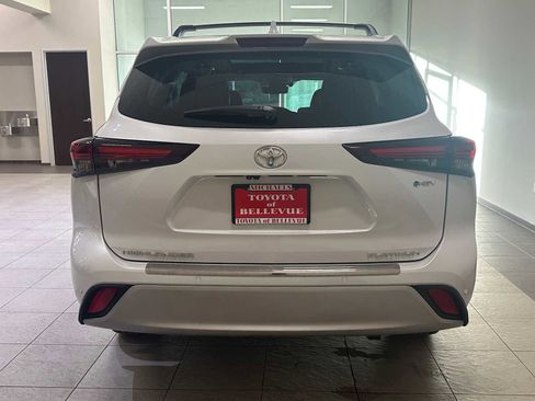 Certified 2025 Toyota Highlander Platinum image 5