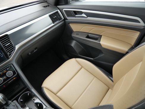 Used 2022 Volkswagen Atlas Cross Sport SEL R-Line image 11