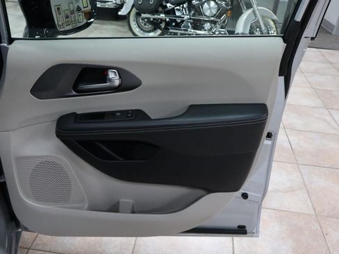 Used 2024 Chrysler Pacifica Touring-L FWD image 28