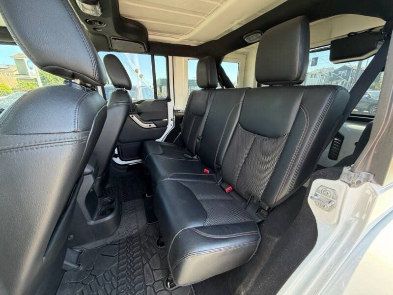 Used 2016 Jeep Wrangler Unlimited Sahara AWD/4WD image 11