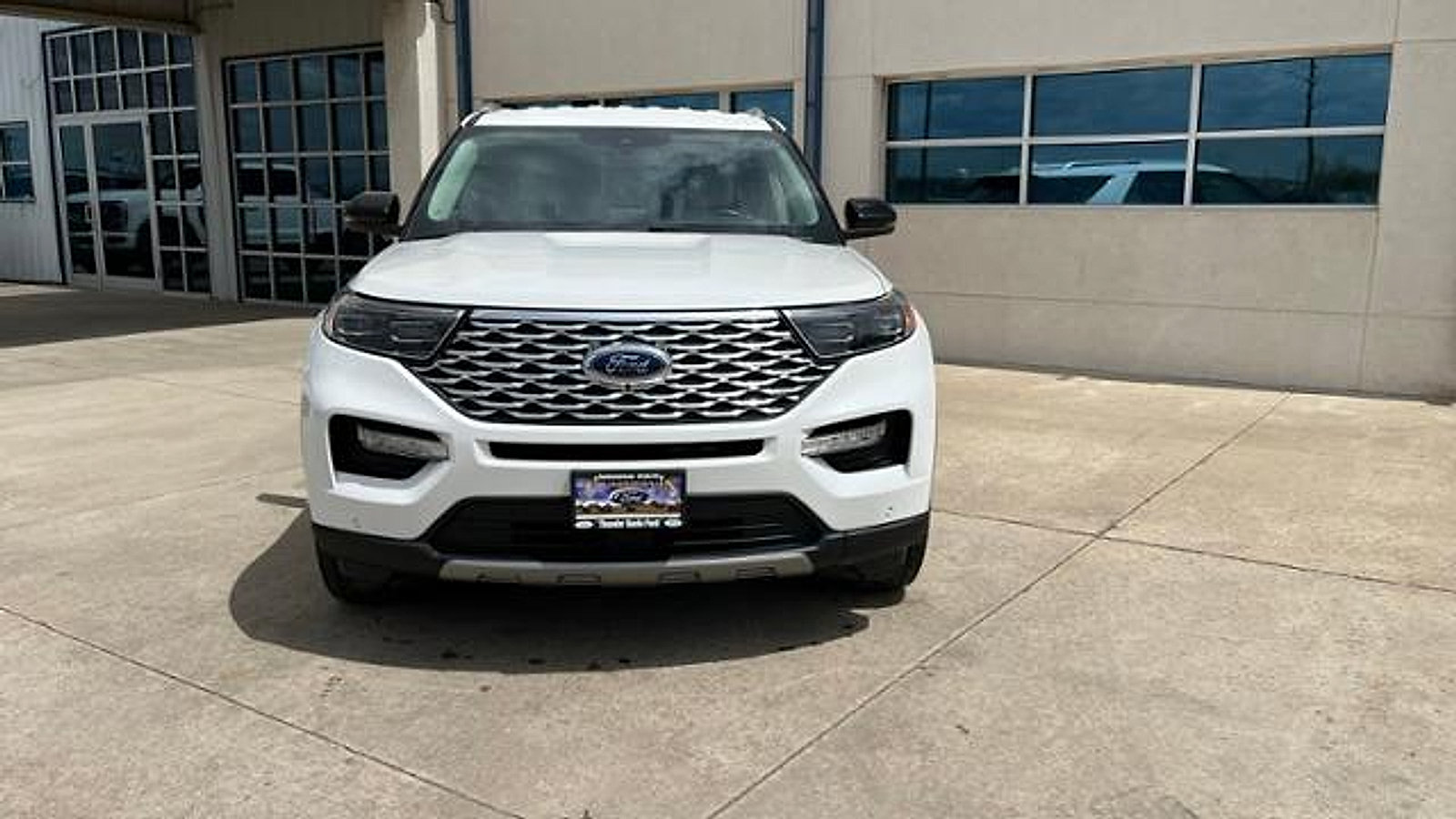 Used 2023 Ford Explorer Platinum w/ Technology Package AWD/4WD image 2