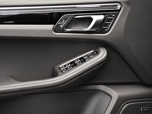 Used 2025 Porsche Macan image 35