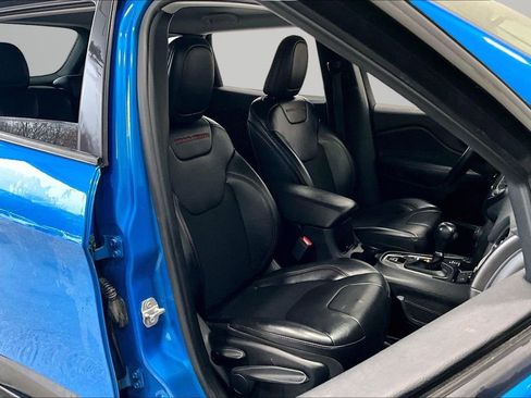 Used 2019 Jeep Cherokee Trailhawk w/ Cold Weather Group image 28