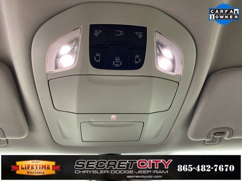 Used 2024 Chrysler Pacifica Touring-L image 19