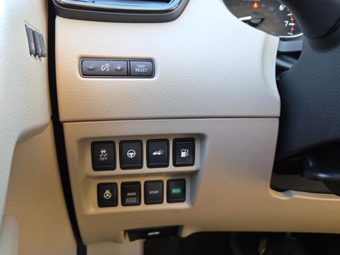 Used 2020 Nissan Rogue SV w/ Premium Package image 31