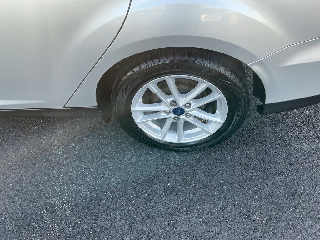 Used 2018 Ford Focus SE w/ Cold Weather Package FWD image 11