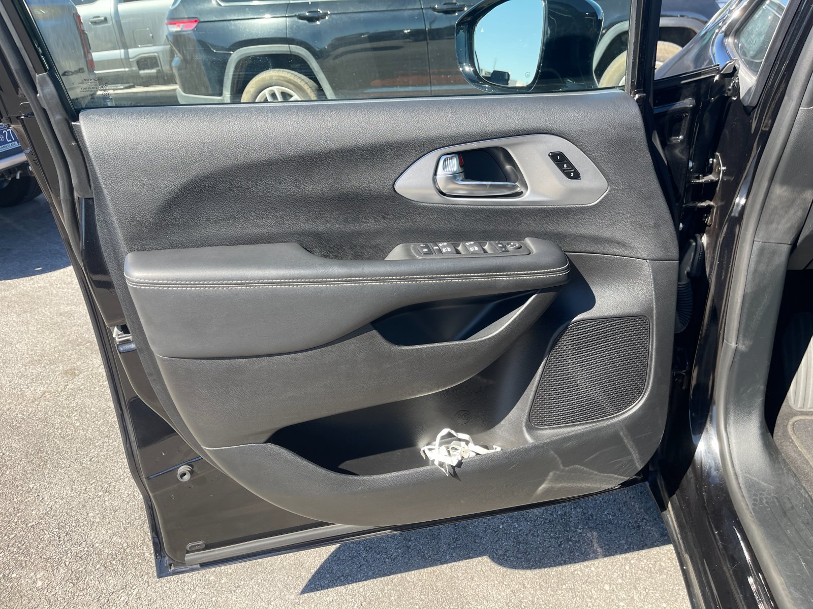 Used 2025 Chrysler Pacifica Limited FWD image 11
