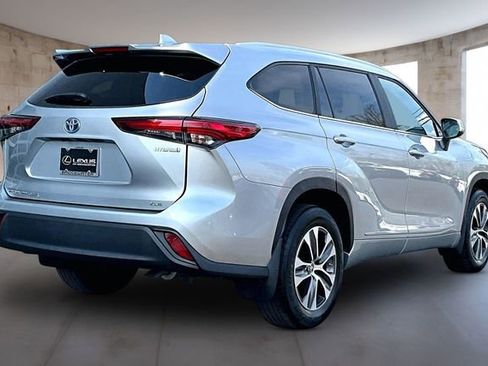 Used 2023 Toyota Highlander XLE AWD/4WD image 5