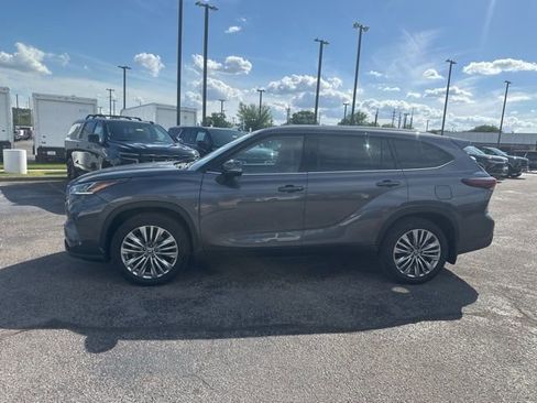 Used 2024 Toyota Highlander Platinum FWD image 6