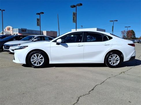 Used 2025 Toyota Camry Hybrid image 2