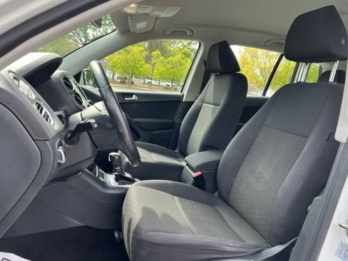 Used 2017 Volkswagen Tiguan Limited w/ Premium Package image 13