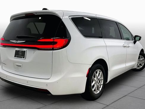 Used 2024 Chrysler Pacifica Touring-L FWD image 13