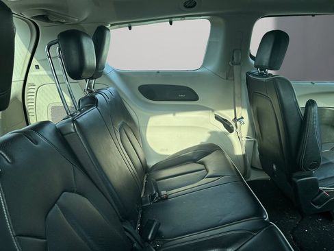 Used 2023 Chrysler Pacifica Limited w/ Uconnect Theater Family Group FWD image 7