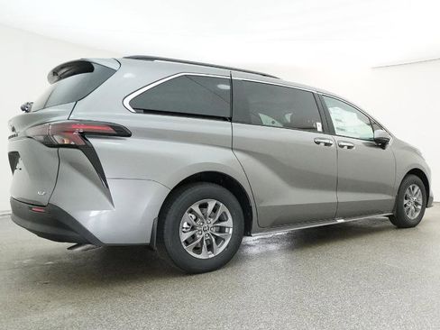 New 2026 Toyota Sienna XLE image 28