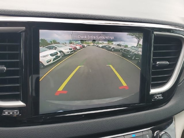 Used 2023 Chrysler Pacifica Touring-L FWD image 26