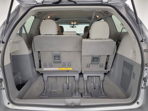 Used 2011 Toyota Sienna w/ Towing Pkg FWD image 28