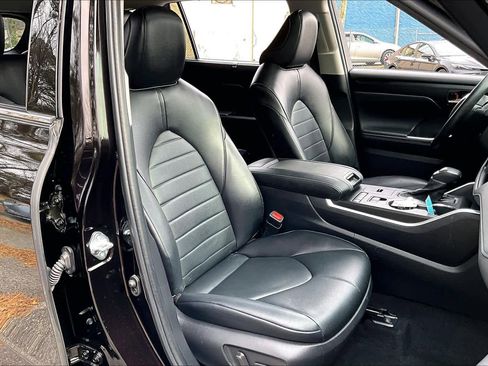 Certified 2022 Toyota Highlander XLE image 9
