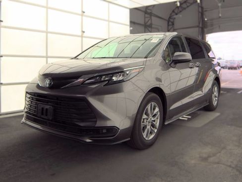 Used 2024 Toyota Sienna LE AWD/4WD image 1