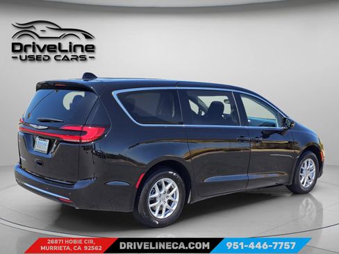 Used 2024 Chrysler Pacifica Touring-L FWD image 13