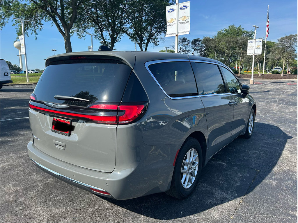 Used 2025 Chrysler Pacifica Select FWD image 5