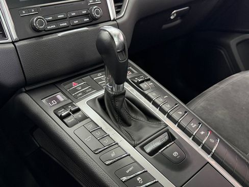 Used 2018 Porsche Macan image 22