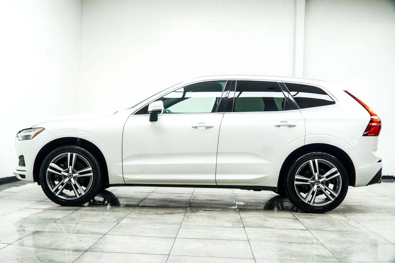 Used 2020 Volvo XC60 T5 Momentum w/ Protection Package Premier AWD/4WD image 11